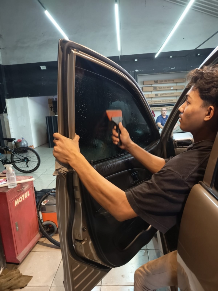 Tips Memilih dan Memasang Kaca Film Hitam di Mobil