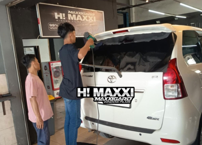 Proses Pemasangan Kaca Film di Pusat Kaca Film Surabaya